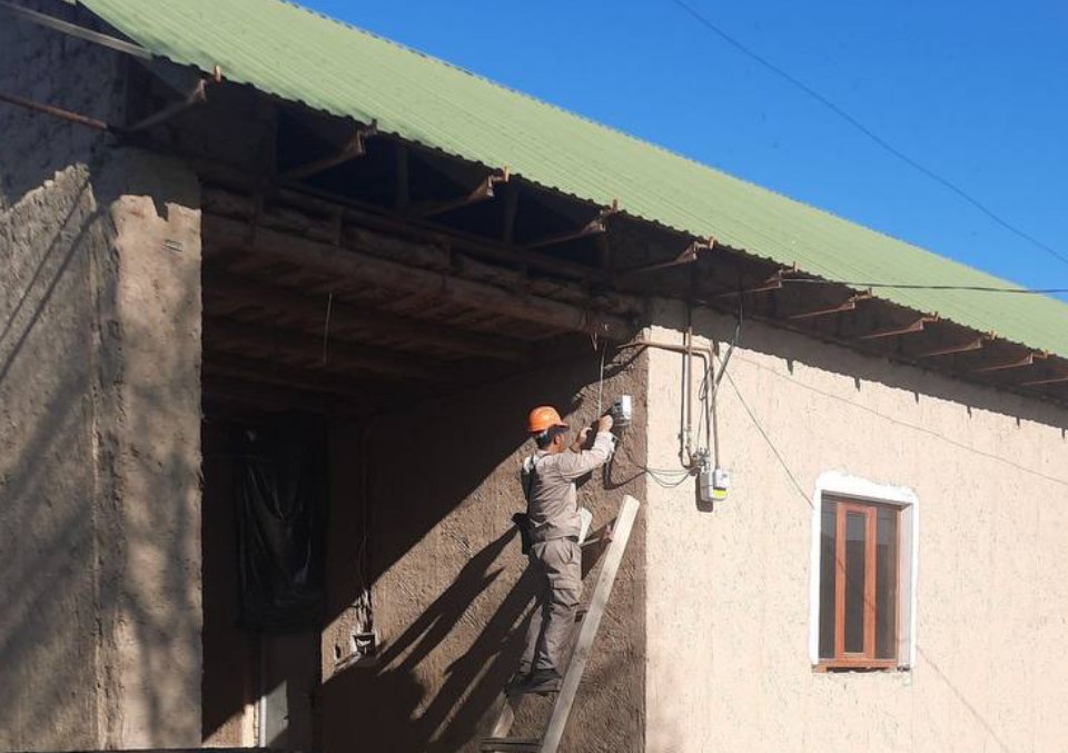 Sharof Rashidov tumani elektr ta'minoti xodimlari tomonidan Nurafshon MFYda tortilgan yangi SIP kabel havo tarmog'idan xonadanlarga kiruvchi tarmoqni tortish ishlari olib borilmoqda